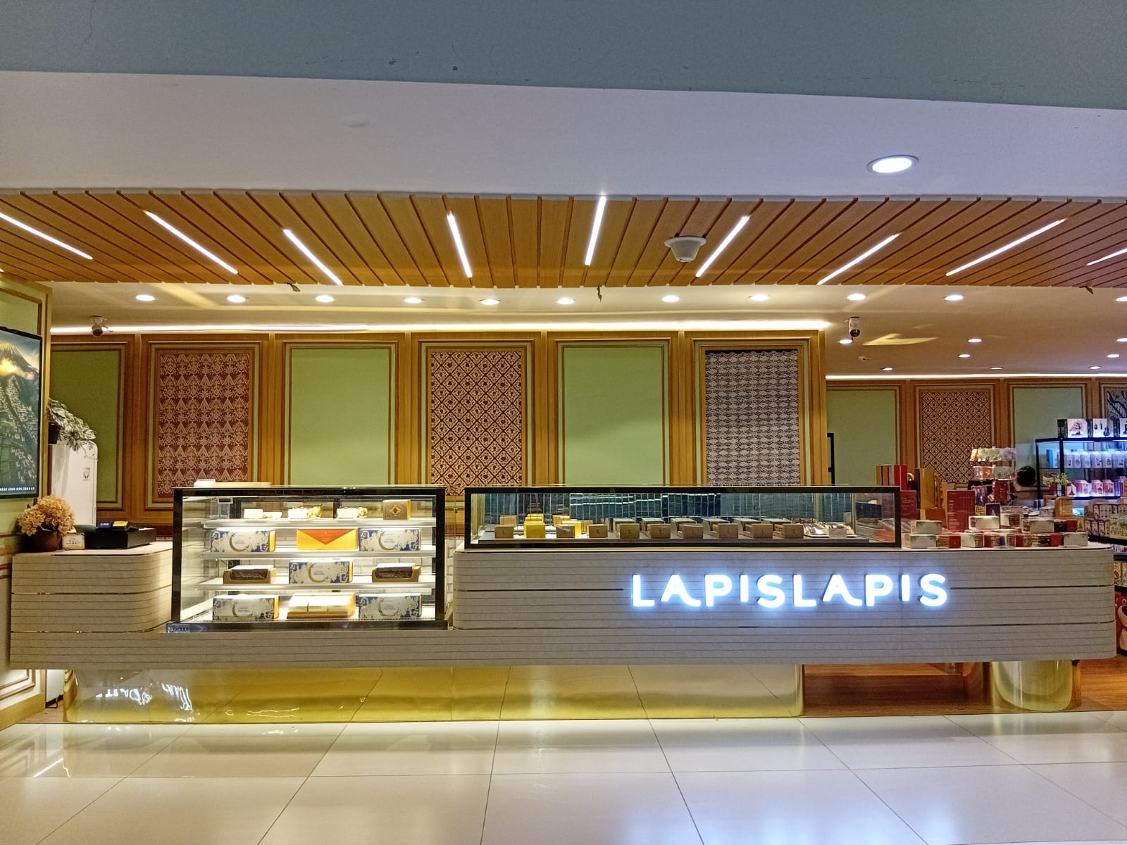 LAPISLAPIS SOEKARNO-HATTA TERMINAL 3 BOARDING GATE AREA 8